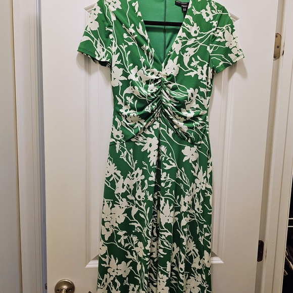 Maggie London Green Floral Ruched V-Neck Fit & Flare Dress Size 2 Short Sleeve - Picture 2 of 7